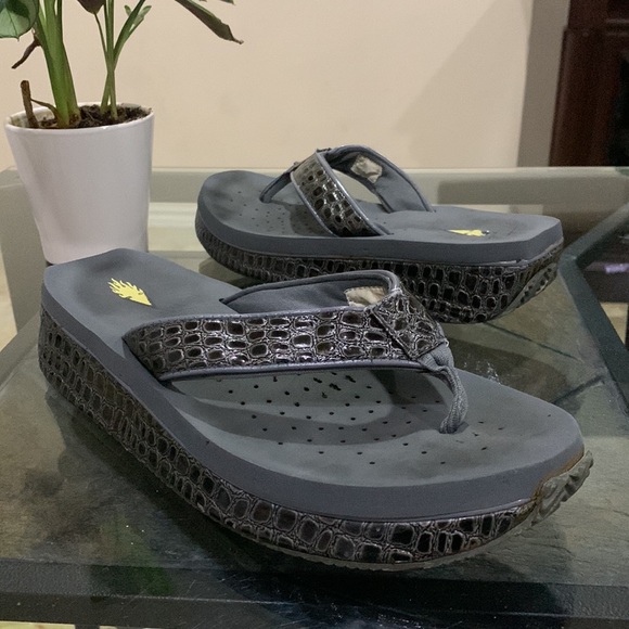 VOLATILE The Mini Croco Thong Wedge Sandal - Picture 2 of 8